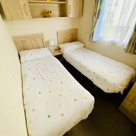 Porth Retreat - 3 Bedroom Self Catering Caravan Close To Porth Holiday home *
